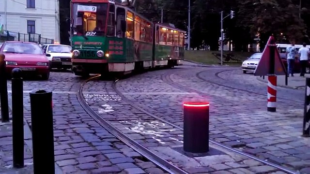 Львов. В центре пешеходная зона. (как бороться с транспортом-)