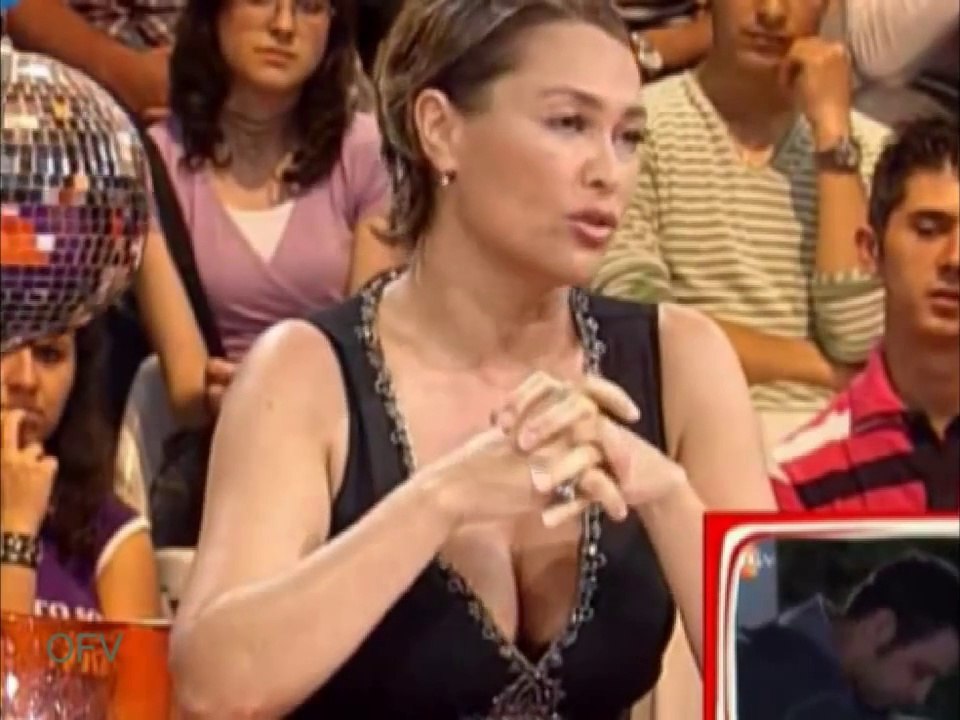 Hülya Avşar Derin Göğüs Dekoltesi (Zoom)