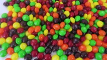 Lære Farger med Skittles Godteri og Gjøre en Vakker Regnbue!