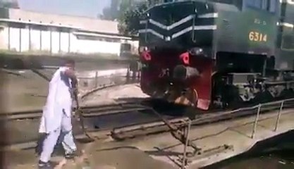 ریلوے انجن کا رخ کیسے تبدیل کرتے ہیں ؟