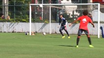 Arão capricha na pontaria e faz belos gols em treino do Flamengo