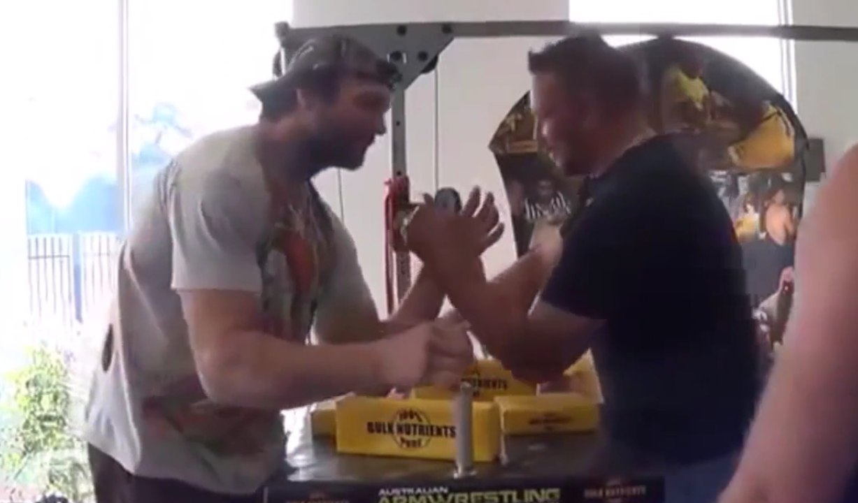 Le double champion du monde de bras de fer défi 14 personnes d'affilés !