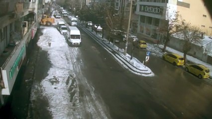 Bir kişinin ölümüne neden olan çatıdan düşen karlar kamerada