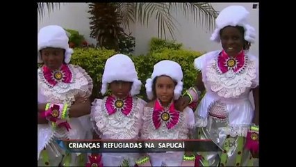 Descargar video: Crianças refugiadas de guerra desfilam na Marquês de Sapucaí