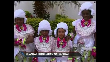 Crianças refugiadas de guerra desfilam na Marquês de Sapucaí