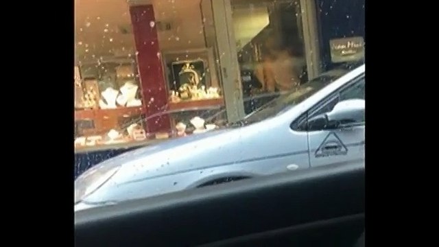 Paris : deux braqueurs armés sont restés coincés dans le sas d'une bijouterie