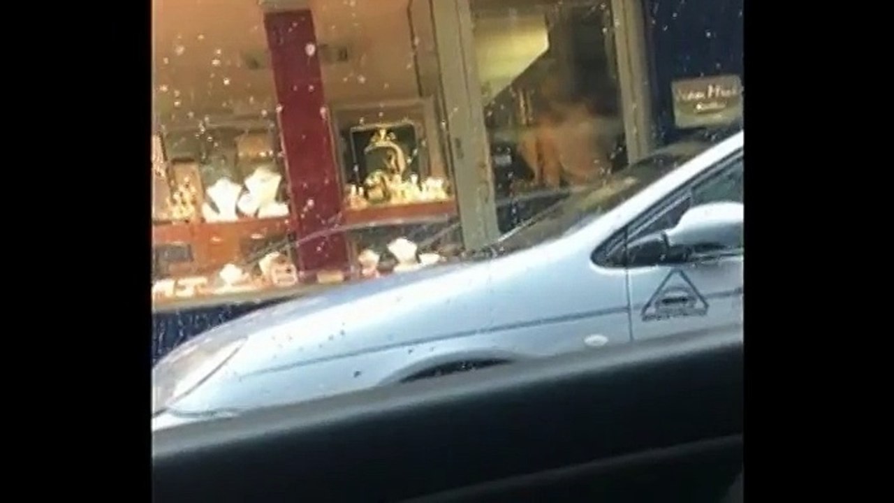 Paris : deux braqueurs armés sont restés coincés dans le sas d'une bijouterie