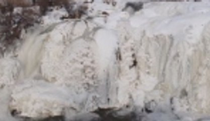 Muradiye Şelalesi Dondu