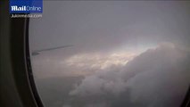 فيديو البرق يصعق جناح طائرة إماراتية