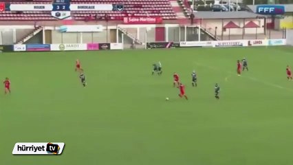 Kadınlar yeşil sahada yumruk yumruğa kavga etti