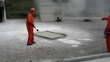 Feuerlösch Einsatz mit Pulver