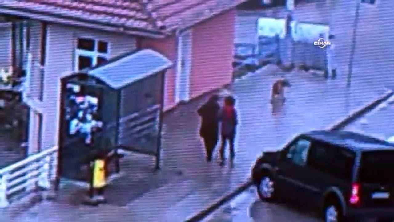 Otomobilin kaldırımda yürüyen kadınlara çarpması kamerada