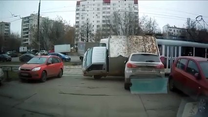 Москва. Тушино. Трамвай сносит Hyundai Porter