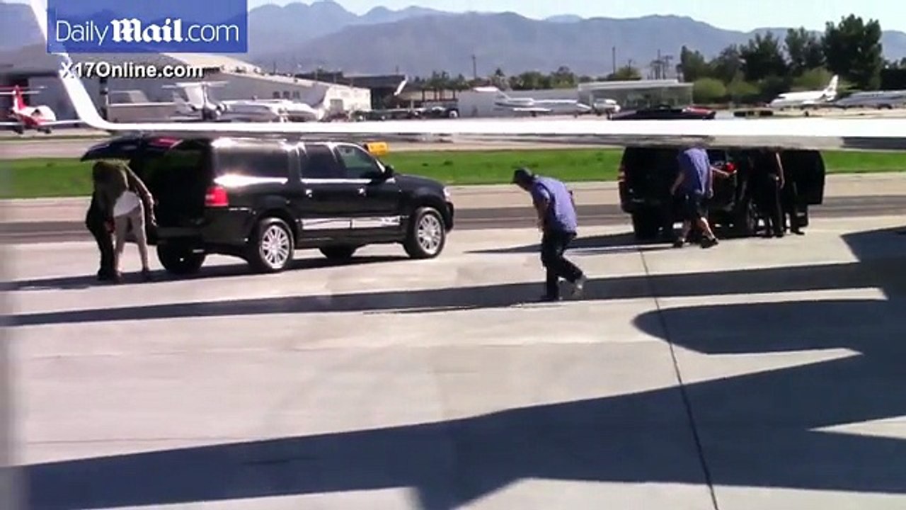 Kim Kardashian jets out on a private plane with North West _ Daily Mail Online