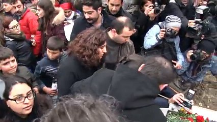 Berkin’in annesi, oğlunun mezarı başında bayıldı