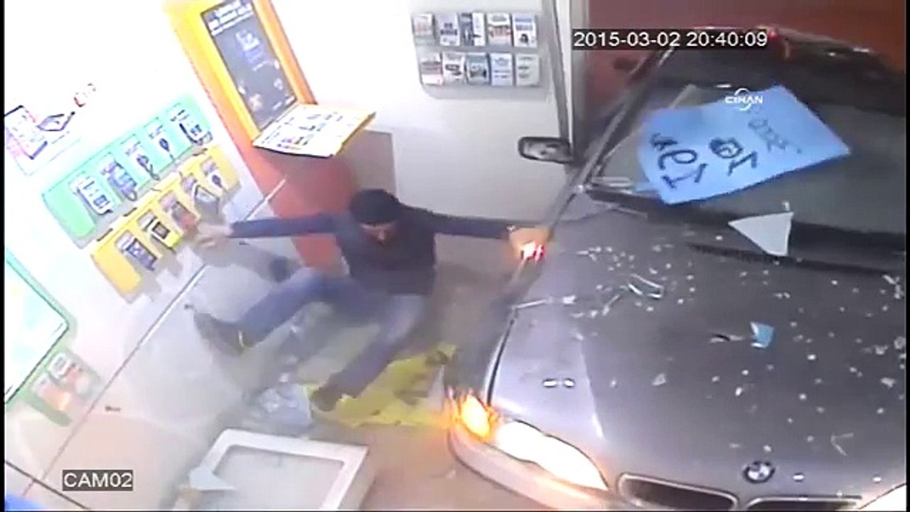 Lüks otomobil dükkana böyle girdi