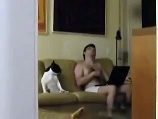 Жена тайком сняла видео как муж танцует с собакой