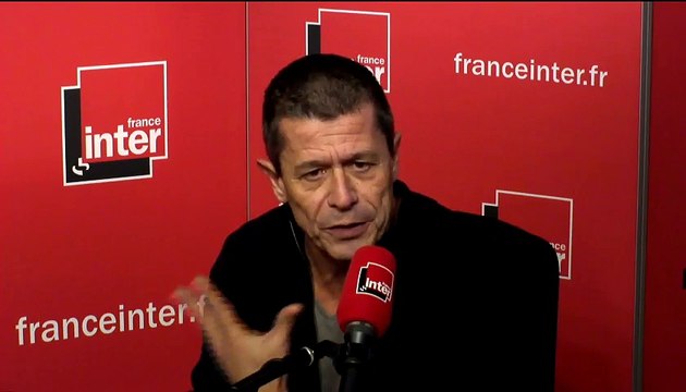 Emmanuel Carrère : Migrants, Calaisiens... la situation est terrible (et pourrait se raconter dans un livre)