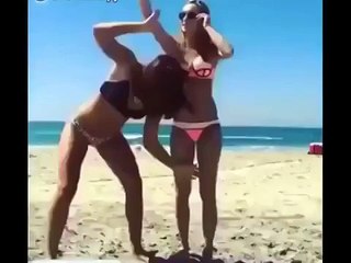 Сильные девушки на пляже