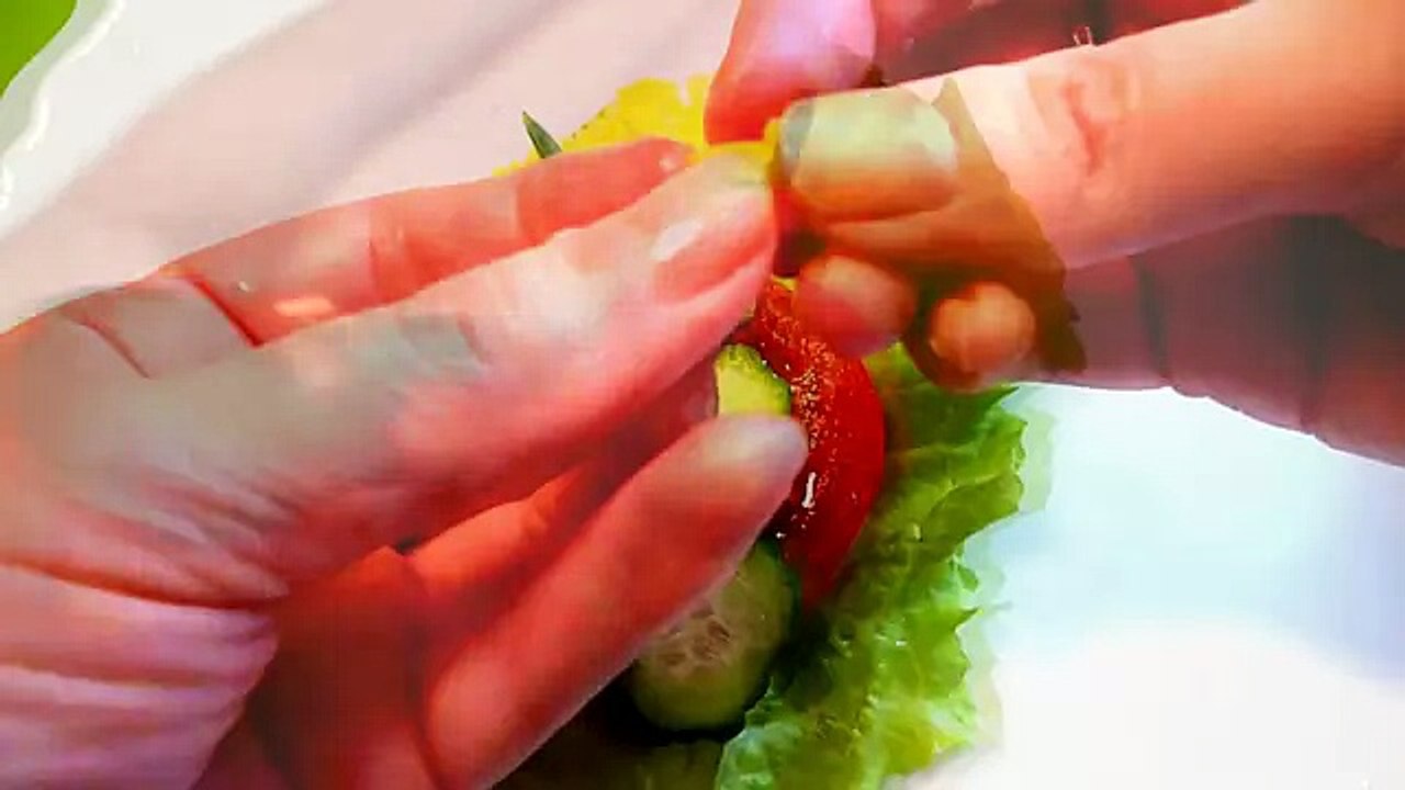 Бабочки из овощей! Butterflies of vegetables! Украшения из огурца и помидора!