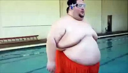 un gros qui saute dans une piscine