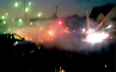 Sokak Ortasında Yaktıkları Havai Fişekler Yangın Çıkardı