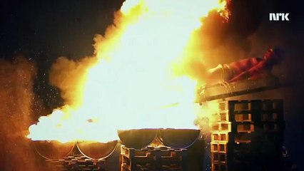 Islak Vücuduyla Ateşin İçinden Kayarak Geçen Çılgın Adam