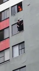 İtfaiyeciden Oscar'lık Performans! İntihar Etmeye Karar Veren Kadına Son Anda Müdahele