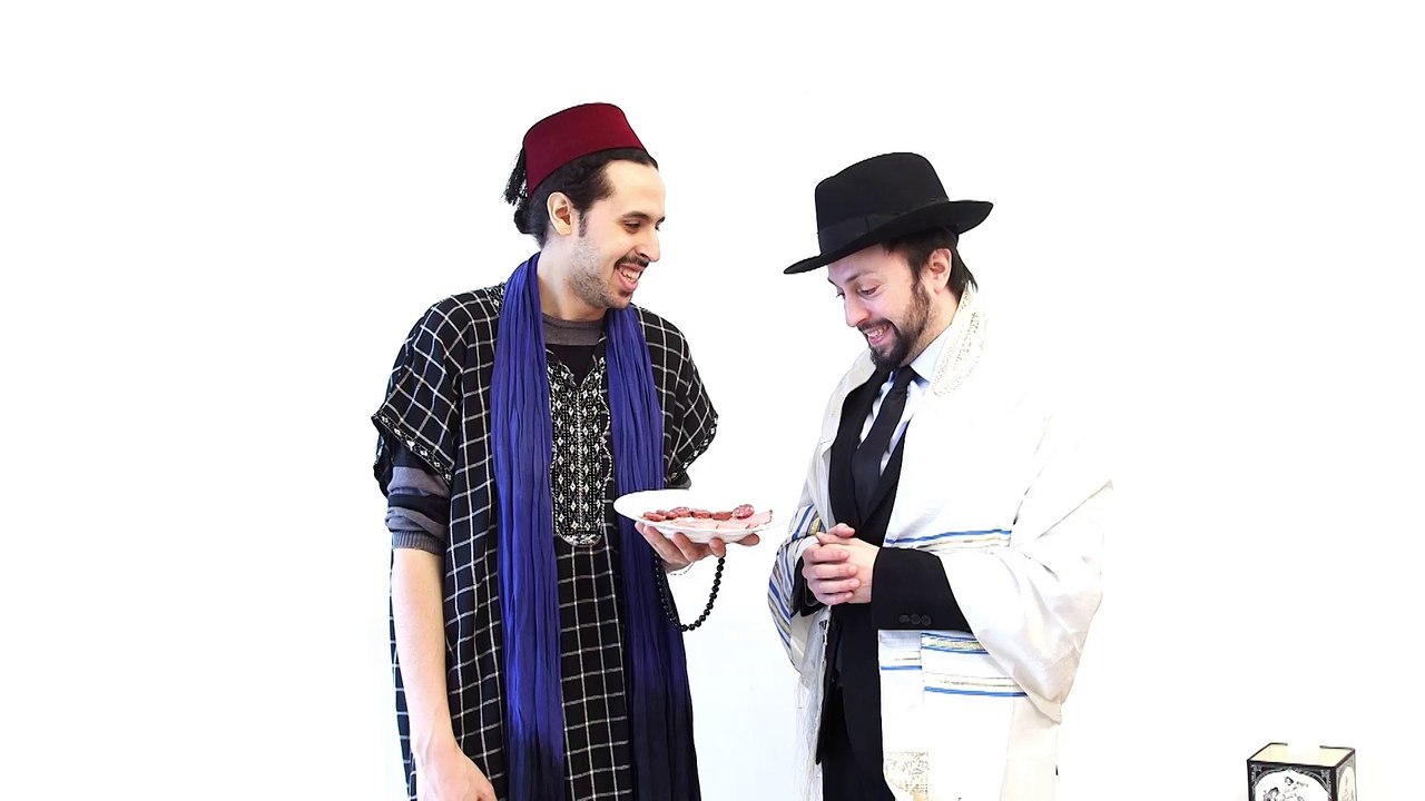 Ces Juifs et Musulmans mangent du Porc pour la Première fois