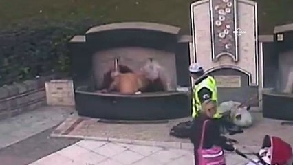 Halka açık çeşme altında anadan üryan banyo yaptı