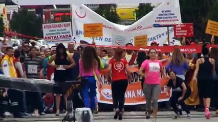 Yüksek topuklarla koşan kadınlar yere kapaklandı