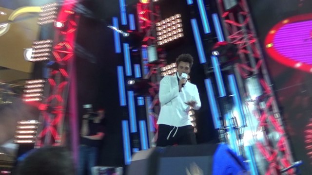 Артем Шалимов поет со зрителями - Ты не такой