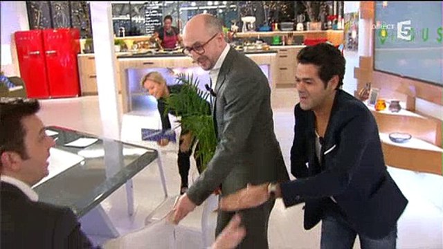 Jamel Debbouze arrive les bras chargés de cadeaux dans C à Vous - Regardez