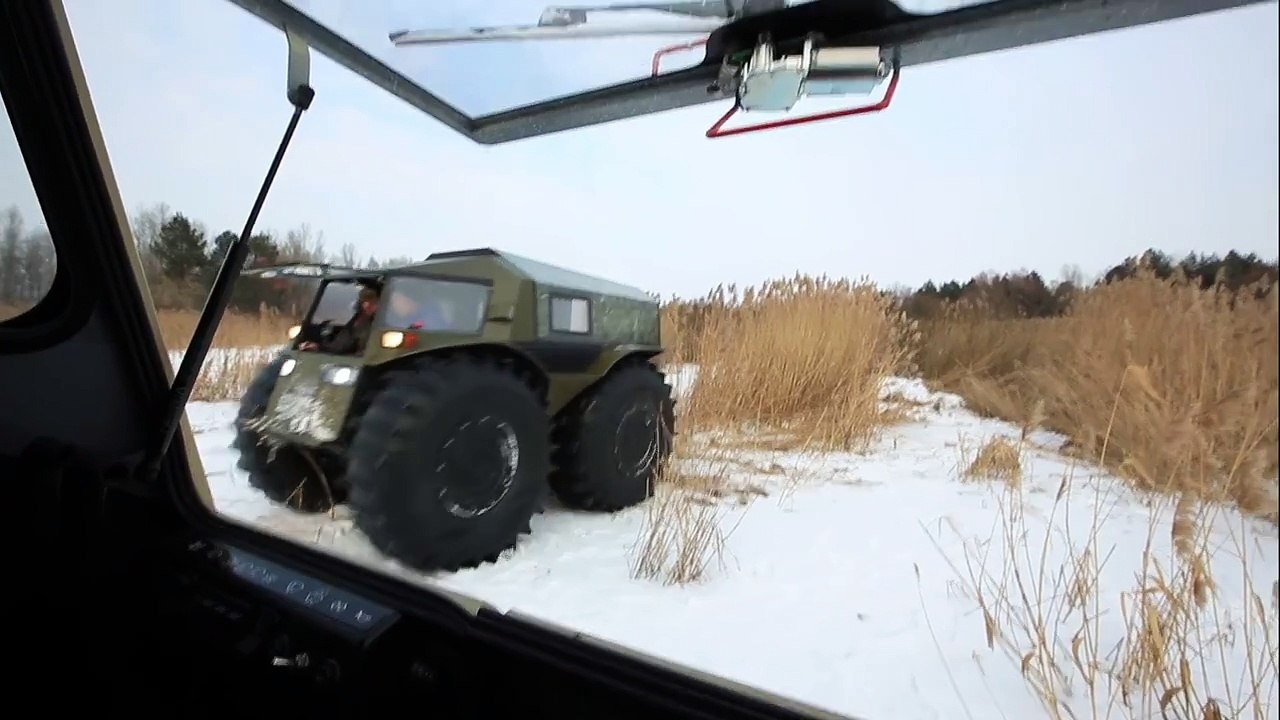Un russe invente un engin tout terrain et amphibie vraiment surprenant !