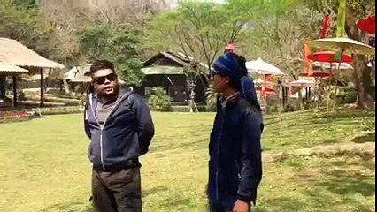 شاهد فيل يدافع عن حارسه سبحان الله