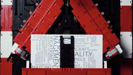 Une machine LEGO qui construit des avions en papier
