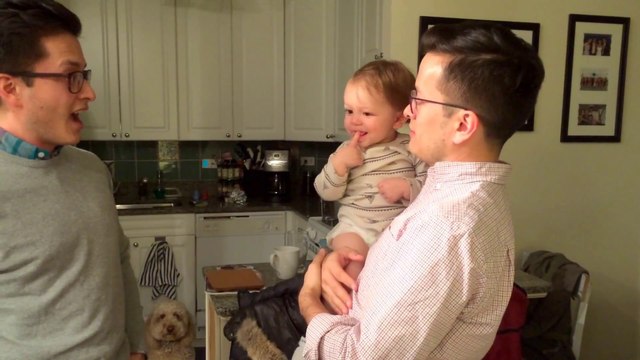 Un papa et son frère jumeau font bugger un bébé... Mais qui est le vrai!