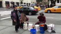 Un danseur hip hop aide un batteur de rue (New York)-1