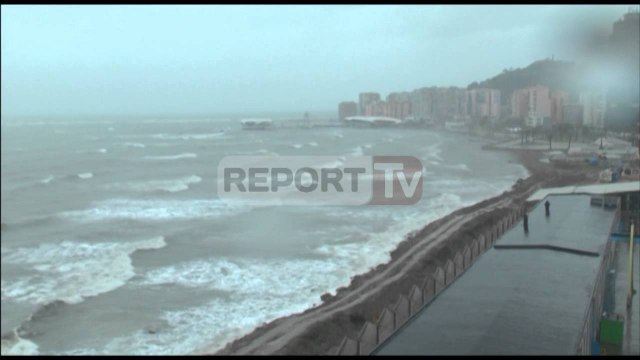 Report TV - Erëra të forta në Durrës, 2 tragete s'ankorohen, pezullohet lundrimi