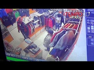 Terekam CCTV Pria Wanita Nilep HP Kasir di Gerai Pakaian