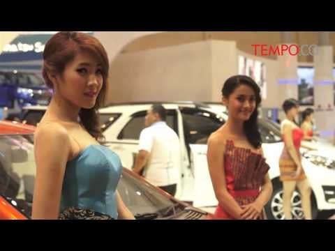 Intip Seksinya Para SPG di Pameran Mobil GIIAS