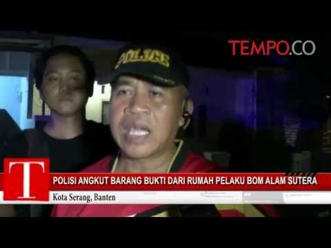 Polisi Angkut Barang Bukti dari Rumah Pelaku Bom Alam Sutera