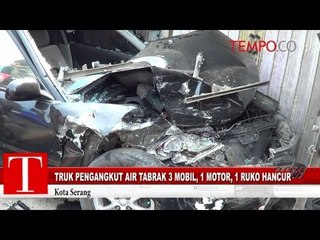 Download Video: Truk Pengangkut Air Tabrak 3 Mobil, 1 Motor, 1 Ruko Hancur