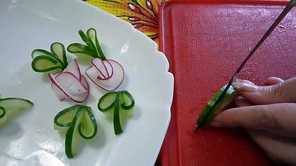 Украшения из овощей (делаем из огурца и редиса завиток и цветок). Decoration of vegetables