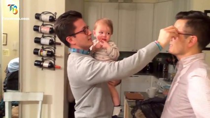 Un bébé rencontre le frère jumeau de son père