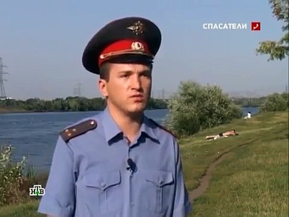 Девушка тонет, друзья снимают