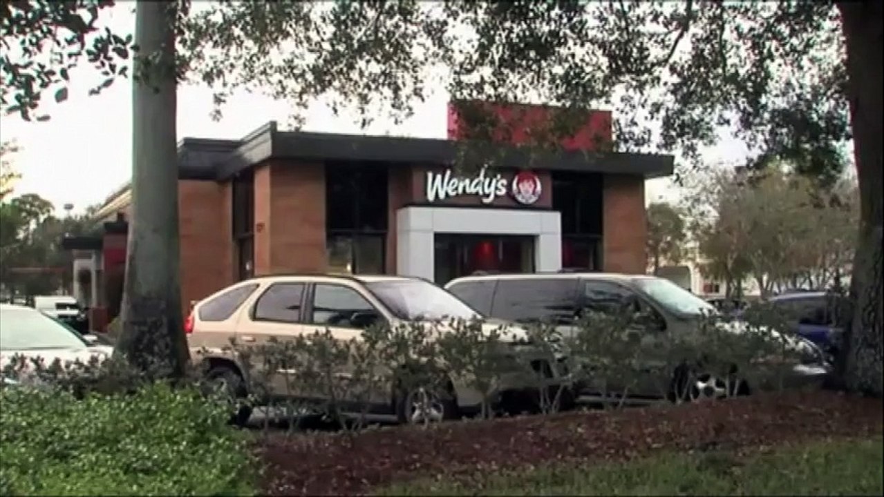 Il lance un alligator par la fenêtre d'un drive-in