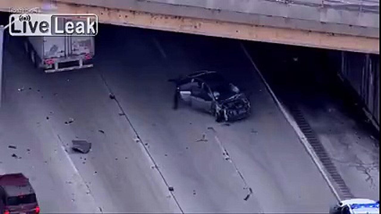 Police pursuit ends in crash, suspects escape on foot