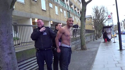 Il urine bizarrement pendant que la police le menotte