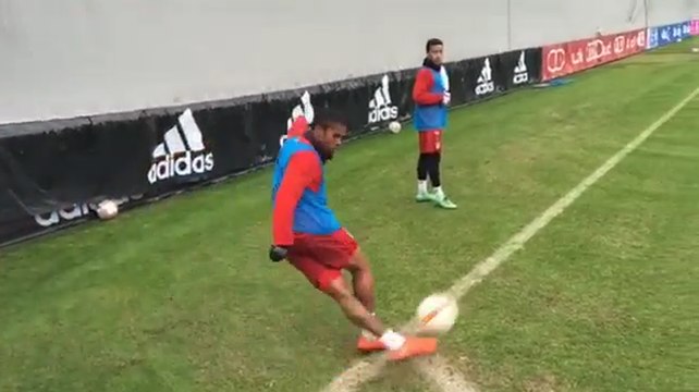 L'impressionnant coup du foulard signé Douglas Costa